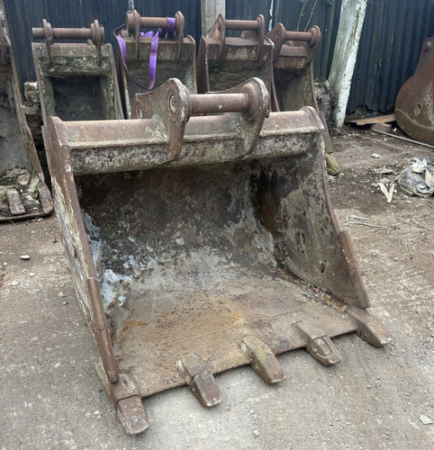 13tn excavator digging - 13tn,